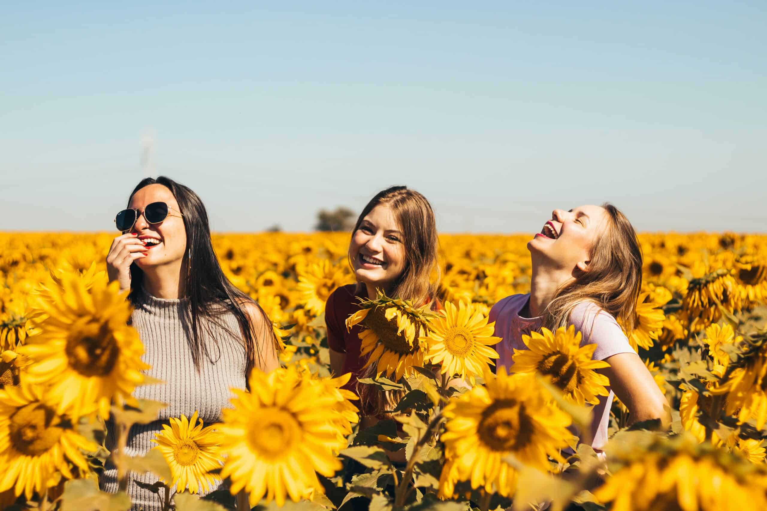 3 mulheres sorrindo