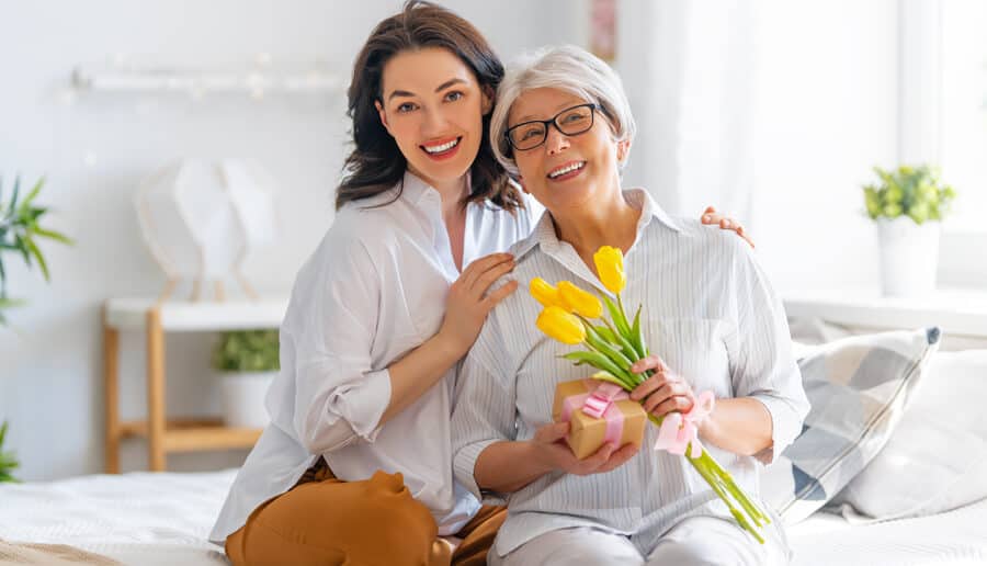 mãe e filha juntas.