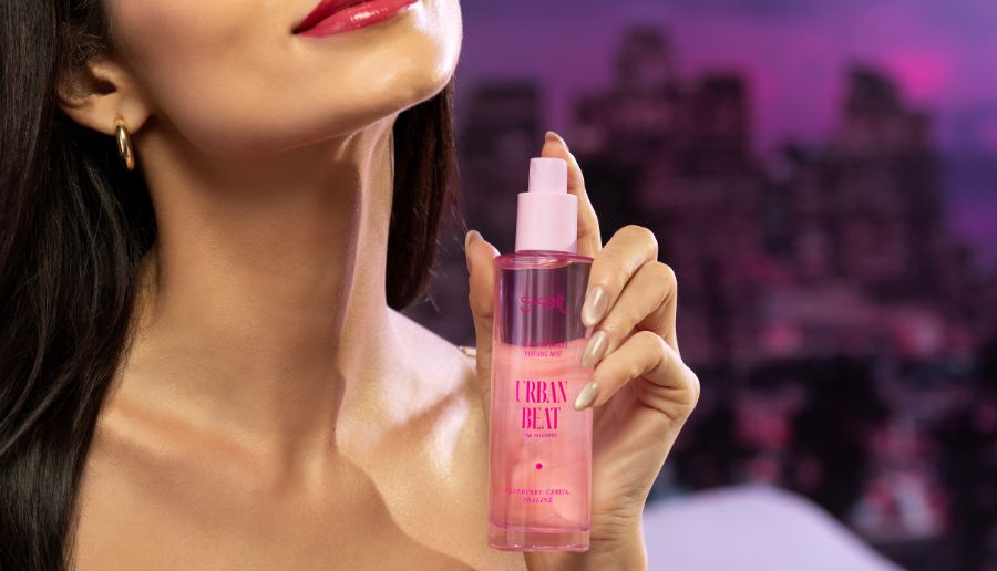 Modelo segurando o perfume mist Urban Beat